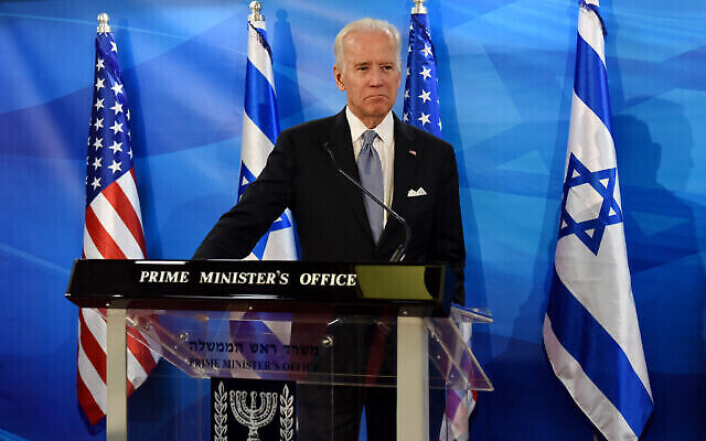 Joe Biden lors d’une conférence de presse conjointe avec Benjamin Netanyahu, au cabinet du Premier ministre à Jérusalem, le 9 mars 2016. (Crédit : Debbie Hill, Pool via AP/File)