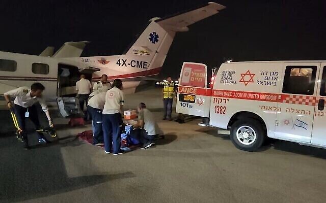 Une famille israélienne blessée est transférée en Israël à la suite d’un accident de bateau en Jordanie, le 2 juillet 2022. (Crédit : PassportCard)
