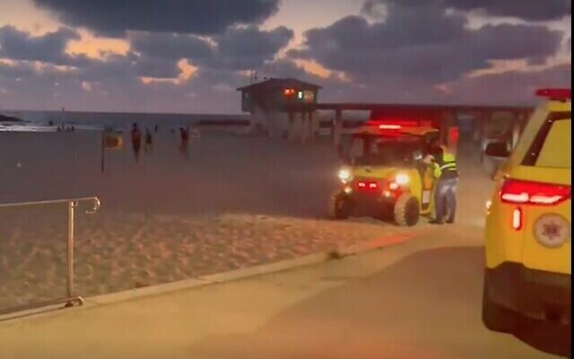 Capture d’écran d’une vidéo réalisée par des secouristes du Magen David Adom, intervenus sur un accident de baignade sur une plage d’Ashkelon, le 12 juillet 2022. (Crédit : Ynet)