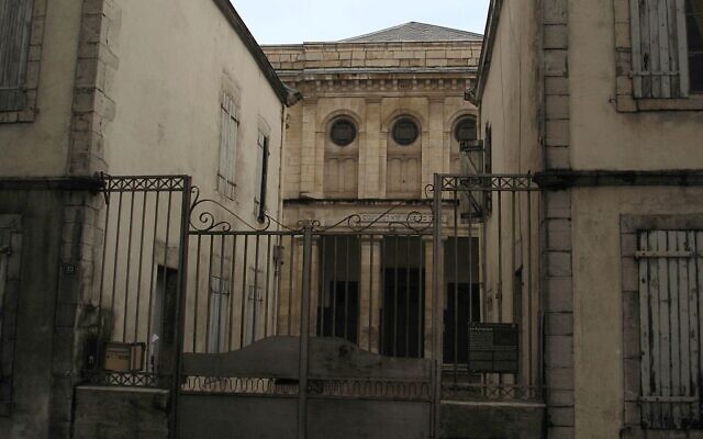 La synagogue de Bayonne vue de la rue Maubec. (Crédit : FLLL / CC BY-SA 4.0)
