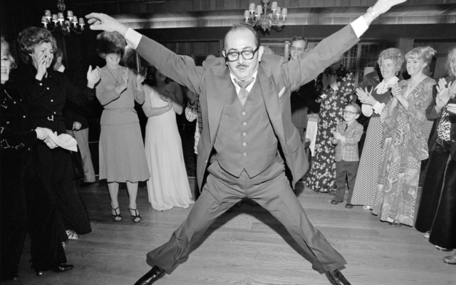 Un homme en train de danser pendant un mariage à Rockville Centre, New York, en 1976). (Crédit : Meryl Meisler / merylmeisler.com)