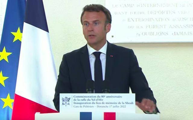 Emmanuel Macron prononçant un discours lors des 80 ans de la Rafle du Vel d'Hiv à la gare de Pithiviers, le 17 juillet 2022. (Crédit : Capture d'écran YouTube)