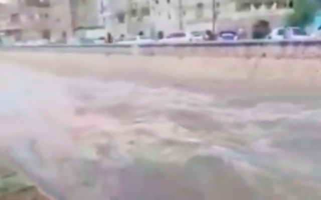Des pluies torrentielles tuent 10 personnes dont 4 enfants à Sanaa (Crédit : capture d'écran Twitter)