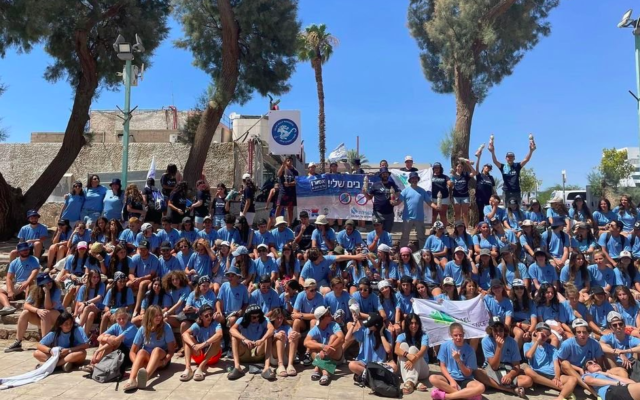 Les 250 jeunes Français et 22 jeunes Israéliens qui ont participé au projet « Oceancitizens Ambassadors », une action de nettoyage des plages et de sensibilisation à la protection de l’océan et à la préservation du récif coralien d’Eilat, le 22 juillet 2022. (Crédit : FSJU - Fonds Social Juif Unifié / Facebook)