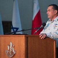 Le Major-général Eyal Zamir, alors chef d’état-major adjoint sortant de Tsahal, lors d’une cérémonie le 11 juillet 2021. (Crédit : Armée israélienne)