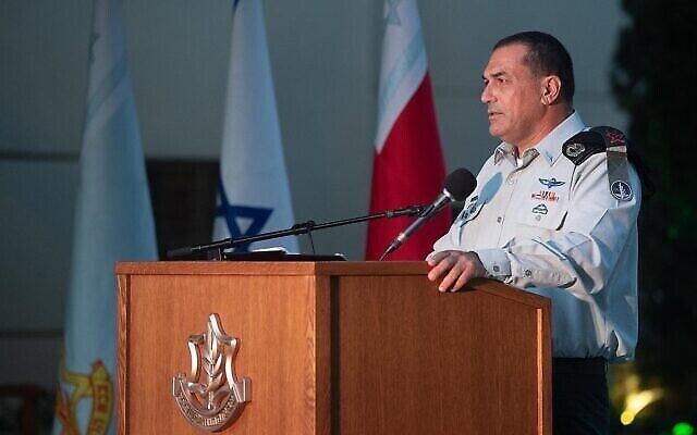 Le Major-général Eyal Zamir, alors chef d’état-major adjoint sortant de Tsahal, lors d’une cérémonie le 11 juillet 2021. (Crédit : Armée israélienne)