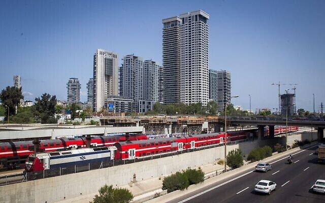 Un train israélien longe l’autoroute Ayalon, près de la gare centrale de la rue Arlozorov à Tel Aviv, le 23 août 2016. (Crédit : Miriam Alster/Flash90)