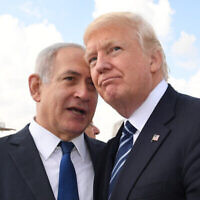 Le président américain de l’époque, Donald Trump (à droite) et le premier ministre de l’époque, Benjamin Netanyahu, avant le départ de Trump pour Rome, à l’aéroport international Ben Gurion de Tel-Aviv, le 23 mai 2017. (Crédit : Kobi Gideon/GPO via Flash90)