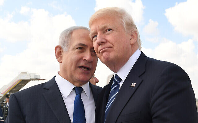 Le président américain de l’époque, Donald Trump (à droite) et le premier ministre de l’époque, Benjamin Netanyahu, avant le départ de Trump pour Rome, à l’aéroport international Ben Gurion de Tel-Aviv, le 23 mai 2017. (Crédit : Kobi Gideon/GPO via Flash90)