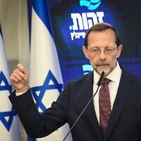Le chef du parti Zehut Moshe Feiglin lors d'une conférence de presse conjointe avec le Premier ministre Benjamin Netanyahu à Kfar Hamacabiah annonçant le retrait de Zehut des élections de septembre, à Ramat Gan, le 29 août 2019. (Crédit: Flash90)