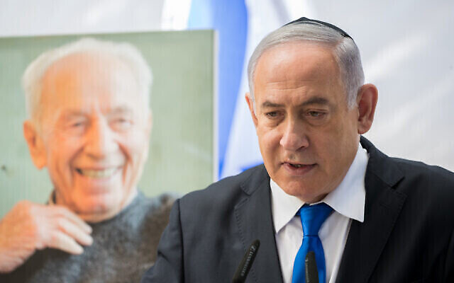 Le Premier ministre de l’époque, Benjamin Netanyahu, s'exprime lors de la cérémonie commémorative en l’honneur de feu Shimon Pères, au cimetière du Mont Herzl à Jérusalem, le 19 septembre 2019. (Crédit : Yonatan Sindel/Flash90)