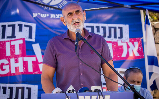 Le président du Conseil de Yesha, David Elhayani, sous une tente de protestation devant le bureau du Premier ministre à Jérusalem, le 21 juin 2020. (Yonatan Sindel/Flash90)