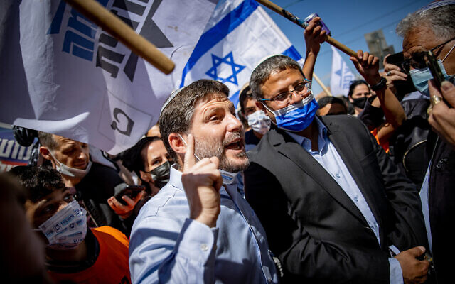 Bezalel Smotrich, leader du parti Sionisme religieux, à gauche, et Itamar Ben Gvir, du parti d'extrême droite Otzma Yehudit, lors d'une tournée de campagne électorale au marché de Mahane Yehuda à Jérusalem, le 19 mars 2021. (Yonatan Sindel/Flash90)