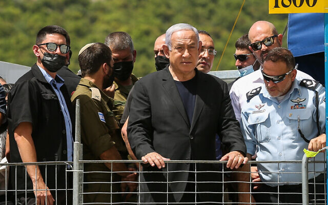 Le Premier ministre Benjamin Netanyahu sur les lieux du Mont Meron, dans le nord d'Israël, le 30 avril 2021. (Crédit : David Cohen/Flash90)
