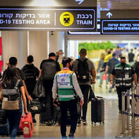 Des voyageurs à l'aéroport Ben Gurion, le 19 juillet 2021. (Crédit: Avshalom Sassoni/Flash90)