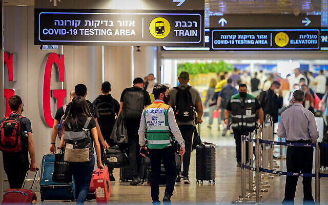 Des voyageurs à l'aéroport Ben Gurion, le 19 juillet 2021. (Crédit: Avshalom Sassoni/Flash90)