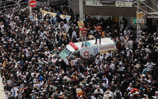 Rassemblement de Juifs dans la rue près du tombeau de Rabbi Nachman de Breslov à Uman, à la veille de la fête juive de Rosh Hashanah, le 6 septembre 2021. (Crédit : Flash90)