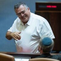 Le député du Likud David Bitan lors d'une session plénière, à la Knesset, le 13 octobre 2021. (Crédit : Yonatan Sindel/Flash90)