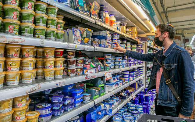 Des Israéliens font leurs courses au supermarché Rami Levy de Modiin, le 1er février 2022. (Crédit : Yossi Aloni/Flash90)