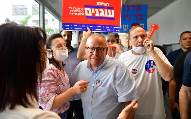 Illustration : Arnon Bar-David, alors candidat aux élections de la Histadrout, arrive pour voter dans un bureau de vote, lors des élections de la Histadrout à Tel Aviv, le 24 mai 2022. (Crédit : Avshalom Sasoni/Flash90)