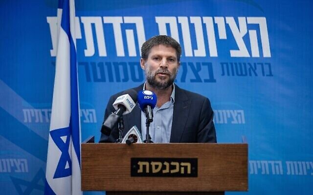 Le chef du parti Sionisme religieux, le député Bezalel Smotrich dirigeant une réunion de faction à la Knesset, à Jérusalem, le 27 juin 2022. (Crédit : Olivier Fitoussi/Flash90)
