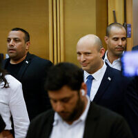 Le Premier ministre sortant Naftali Bennett, à droite, et Ayelet Shaked, la nouvelle chef du parti Yamina lors d'une conférence de presse au cours de laquelle il a annoncé qu'il ne se présenterait pas aux prochaines élections, le 29 juin 2022. (Crédit: Olivier Fitoussi/Flash90)