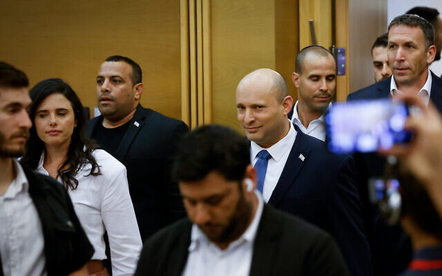 Le Premier ministre sortant Naftali Bennett, à droite, et Ayelet Shaked, la nouvelle chef du parti Yamina lors d'une conférence de presse au cours de laquelle il a annoncé qu'il ne se présenterait pas aux prochaines élections, le 29 juin 2022. (Crédit: Olivier Fitoussi/Flash90)