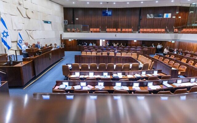 Des législateurs lors du plénum de la Knesset à Jérusalem, le 30 juin 2022. (Crédit: Olivier Fitoussi/Flash90)