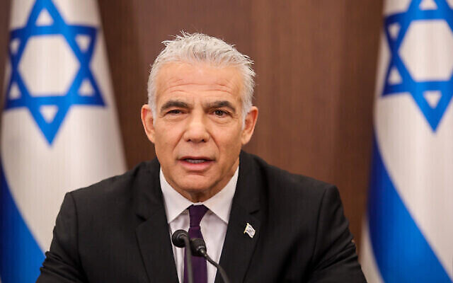 Le Premier ministre Yair Lapid dirige la réunion du cabinet au bureau du Premier ministre de Jérusalem, le 10 juillet 2022. (Crédit : Marc Israel Sellem/POOL)