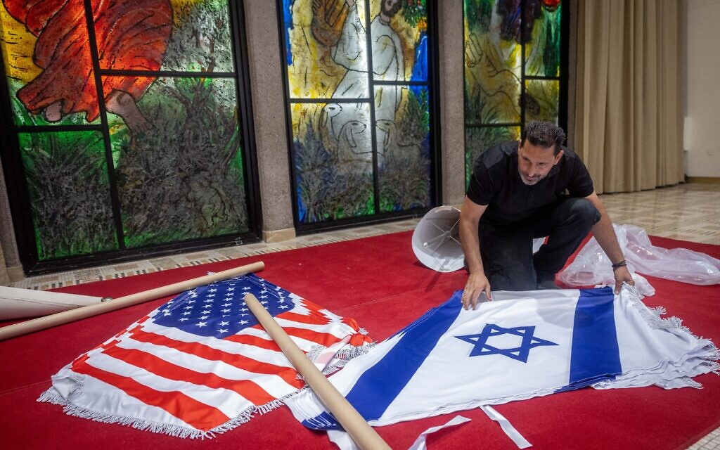 Des travailleurs de la résidence du président israélien se préparent pour la visite du président américain Joe Biden, à la résidence du président à Jérusalem, le 11 juillet 2022. (Crédit : Yonatan Sindel/Flash90)