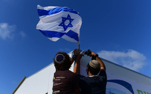 Des activistes de droite du mouvement pro-implantations Na'hala construisent une structure temporaire sur la place Habima à Tel Aviv, dans le cadre d'une manifestation appelant à établir de nouvelles communautés en Cisjordanie, le 12 juillet 2022. (Crédit : Tomer Neuberg/Flash90)