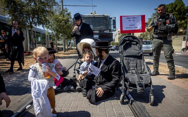 Des Juifs ultra-orthodoxes manifestent contre la construction d'une nouvelle ligne de tramway à Jérusalem, le 12 juillet 2020. (Crédit : Yonatan Sindel/Flash90)