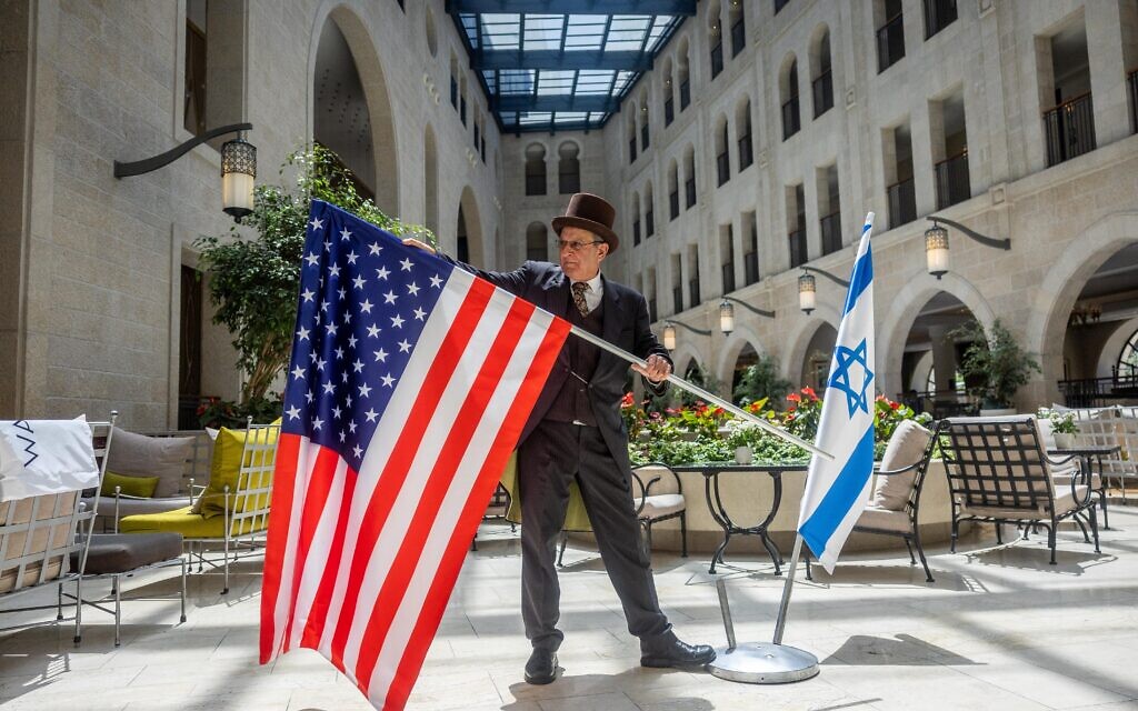 Les travailleurs de Waldorf Astoria se préparent pour la visite du président américain Joe Biden, à l'hôtel Waldorf Astoria de Jérusalem, le 12 juillet 2022. (Crédit : Yonatan Sindel/Flash90)