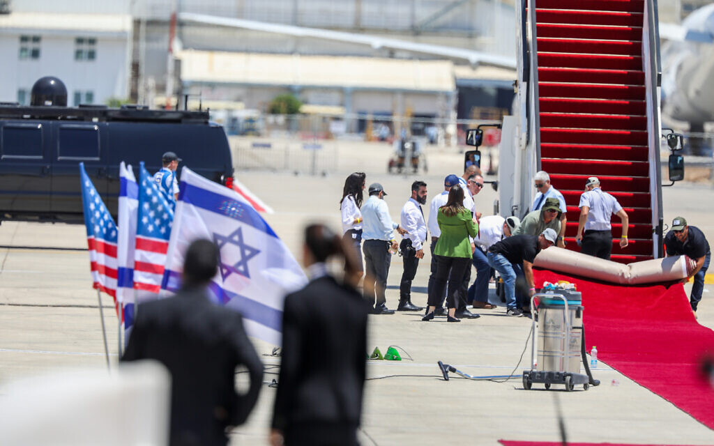 Derniers préparatifs avant l'arrivée du président américain Joe Biden, à l'aéroport Ben Gurion, près de Tel Aviv, le 13 juillet 2022. (Crédit : Noam Revkin Fenton/Flash90)