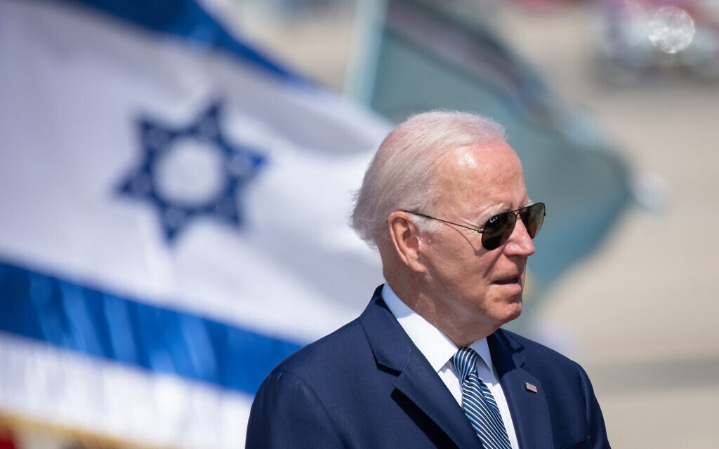 Le président américain Joe Biden lors de la cérémonie d'accueil à l'aéroport Ben Gourion près de Tel Aviv le 13 juillet 2022. (Crédit : Sraya Diamant/Flash90)