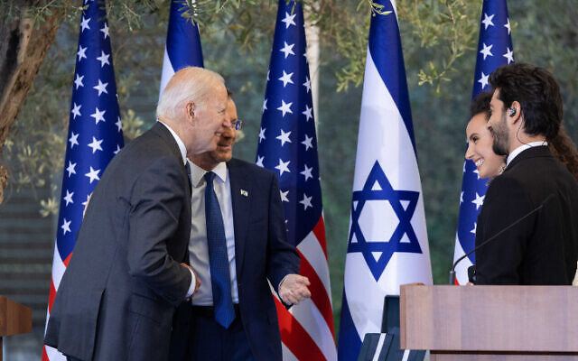 Le président américain Joe Biden, le président Isaac Herzog, la chanteuse Yuval Dayan et le chanteur Ran Dankner lors d'une cérémonie à la résidence du président à Jérusalem, le 14 juillet 2022. (Crédit : Yonatan Sindel/Flash90)