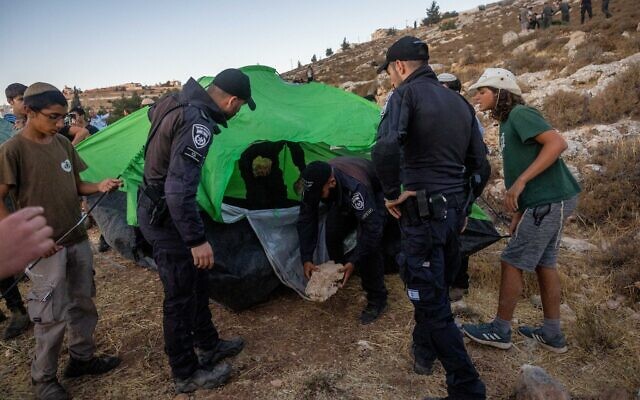 Les partisans du mouvement pro-implantation installent des tentes pour établir un nouvel avant-poste près de   Kiryat Arba, le 20 juillet 2022. (Crédit : Yonatan Sindel/FLASH90)