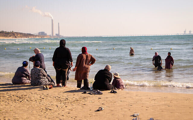 Personnes sur la plage d’Ashkelon, le 20 juillet 2022 (Crédit : Gershon Elinson/Flash90)