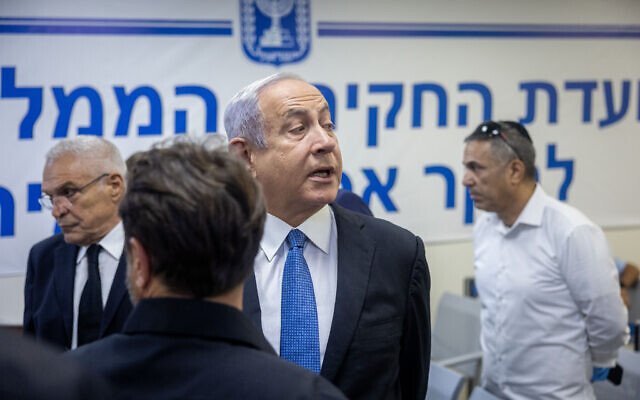 Le leader de l'opposition et ancien Premier ministre Benjamin Netanyahu arrivant pour témoigner devant la commission d'enquête sur la catastrophe de Meron, à Jérusalem, le 21 juillet 2022. (Crédit : Yonatan Sindel/Flash90)