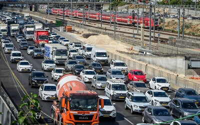 La circulation s'accumule sur l'autoroute Ayalon à Tel Aviv, le 24 juillet 2022. (Crédit : Avshalom Sassoni/Flash90)