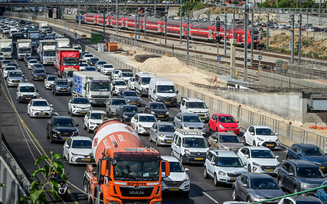 La circulation s'accumule sur l'autoroute Ayalon à Tel Aviv, le 24 juillet 2022. (Crédit : Avshalom Sassoni/Flash90)