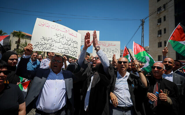 Des avocats palestiniens organisent une rare manifestation de rue contre ce qu'ils décrivent comme le "règne par décret" de l'Autorité palestinienne, condamnant le président de l'AP Mahmoud Abbas pour avoir gouverné sans parlement, dans la ville de Ramallah en Cisjordanie, le 25 juillet 2022. (Crédit : Flash90)