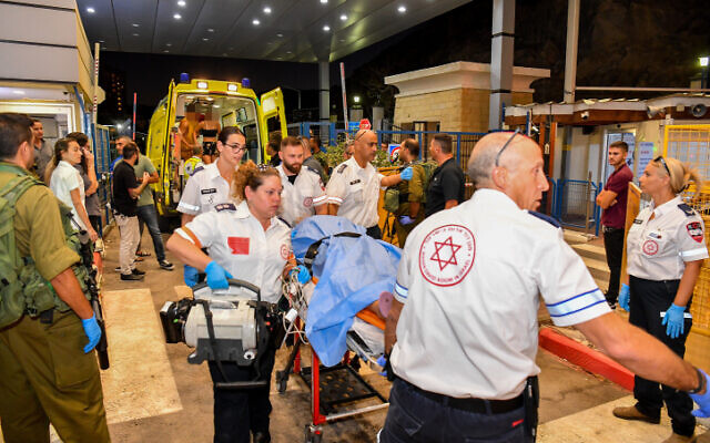 Des touristes israéliens blessés dans un accident de voiture sont évacués de la péninsule égyptienne du Sinaï vers Israël au passage de Taba, le 28 juillet 2022. (Crédit : Flash90)