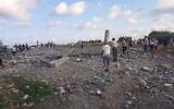 Des dégâts commis dans une structure suite à une attaque aérienne attribuée à Israël à al-Hamidiyah, en Syrie, le 2 juillet 2022. (Crédit :  Réseaux sociaux)