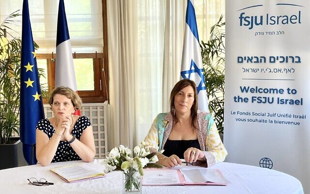 La Consule Générale Florence Mayol-Dupont et Myriam Fedida, directrice du FSJU Israël, lors de la signature le 18 juillet 2022 d’une nouvelle subvention du Consulat général de France à Tel Aviv en faveur du FSJU Israël. (Crédit : Ambassade de France en Israël)