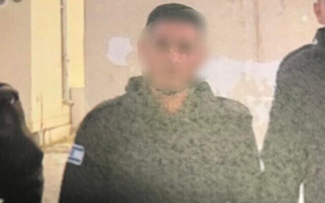 Shehadeh Abu Alqian, 25 ans, accusé d'espionnage pour un groupe terroriste basé à Gaza, est vu portant un uniforme militaire israélien en mai 2022. (Crédit: Courtoisie)