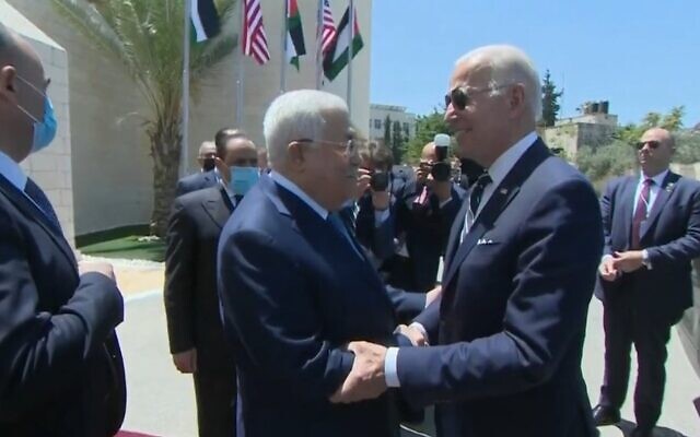 Le président américain Joe Biden rencontre le président de l'Autorité palestinienne Mahmoud Abbas à Bethléem, le 15 juillet 2022. (Capture d'écran)