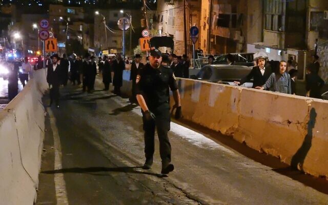 La police intervient lors d'une manifestation d'extrémistes haredim contre les travaux de construction du tramway de Jérusalem, le 25 juillet 2022. (Crédit : Police israélienne)