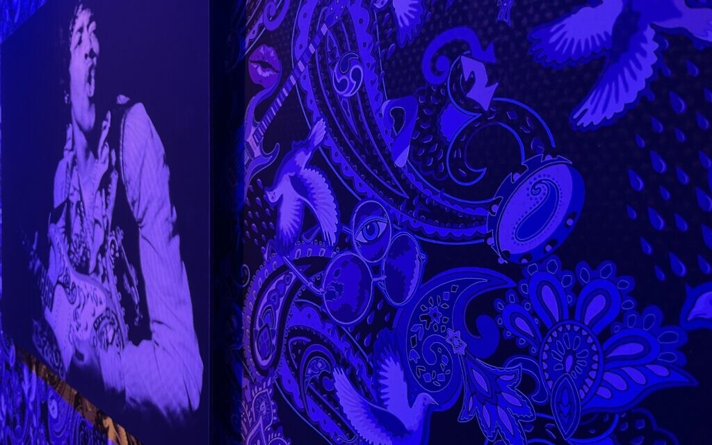 La couverture de l'album "Paisley Park" de Prince, à "Paisley, un motif princier", une nouvelle exposition au Musée d'art islamique de Jérusalem. (Crédit : Autorisation de Shai Ben Efraim)