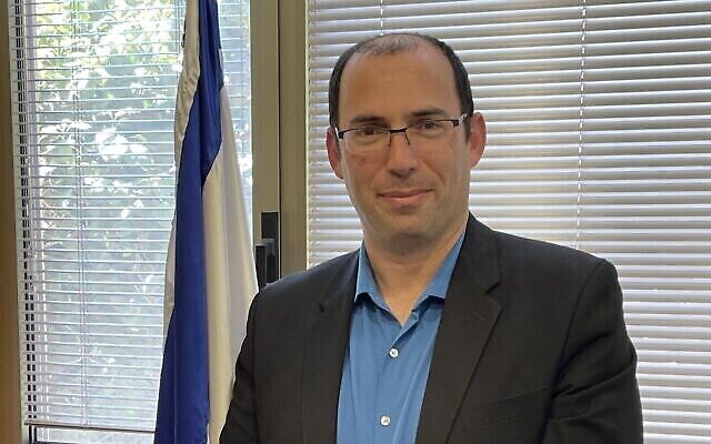 Le député du parti Sionisme religieux Simcha Rothman dans son bureau de la Knesset, le 5 juillet 2022. (Crédit : Jeremy Sharon)